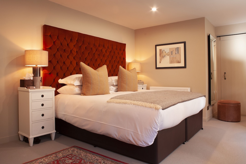 The House Executive Room (located at 5 Hampton Terrace)
