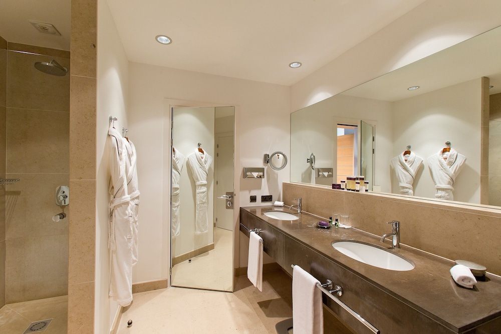 Superior Suite - Photo 6