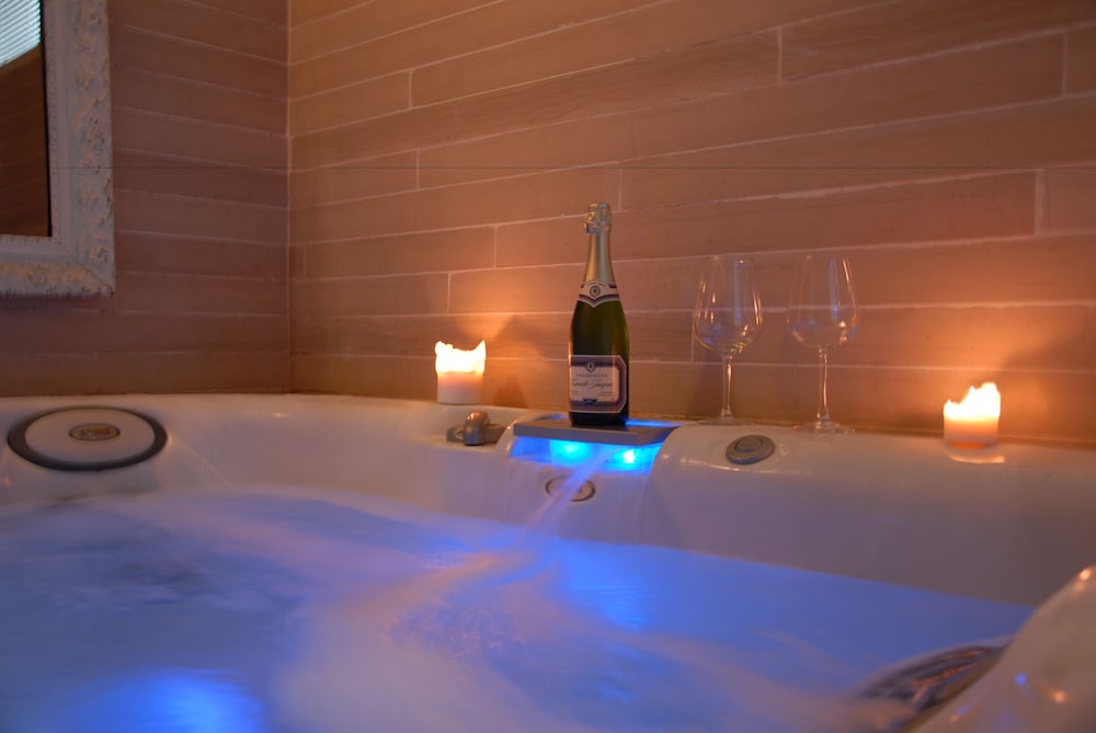 Honeymoon Suite, Mobility Accessible, Hot Tub (Sauna) photo 2