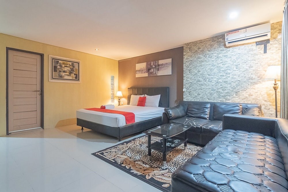 Suite (RedDoorz)