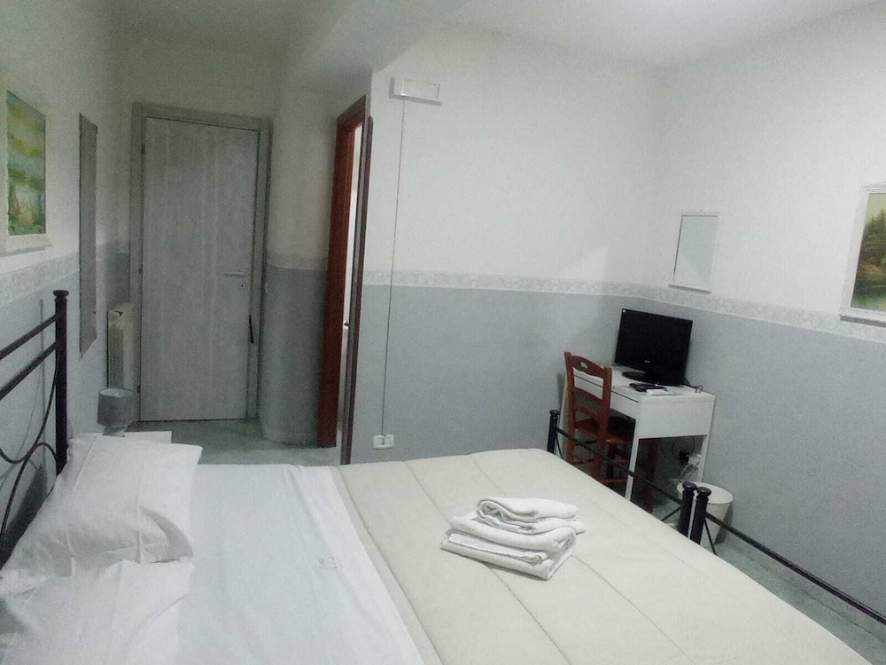 Basic Room, 1 King Bed