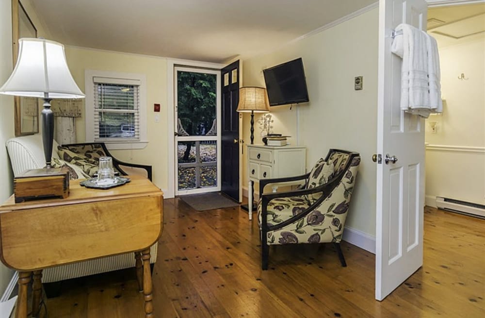 Classic Room, 1 King Bed, Private Bathroom, Garden Area photo 2