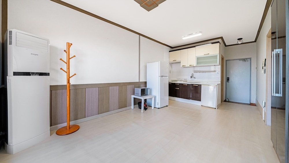 Basic Room, 1 Bedroom (B101) - Photo 4