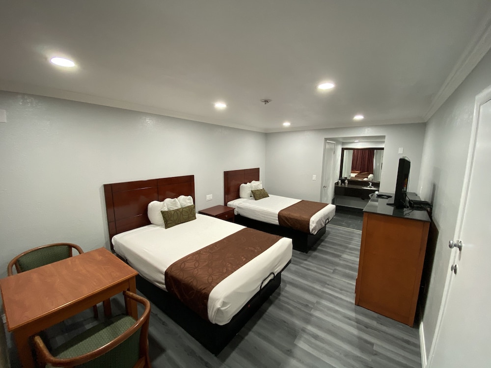 Standard Room, Multiple Beds - Photo 1