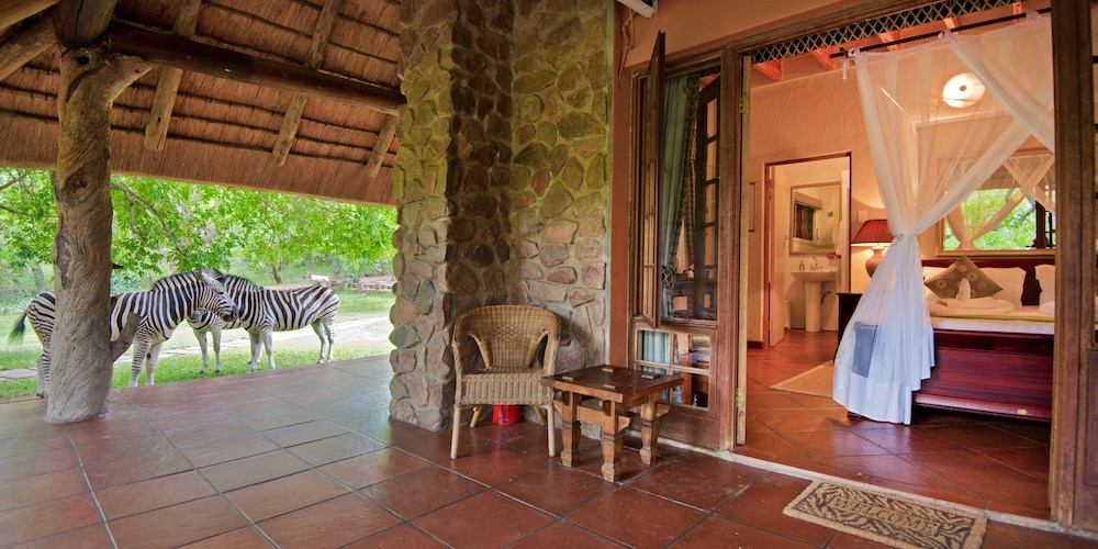 Honeymoon Suite - Photo 8