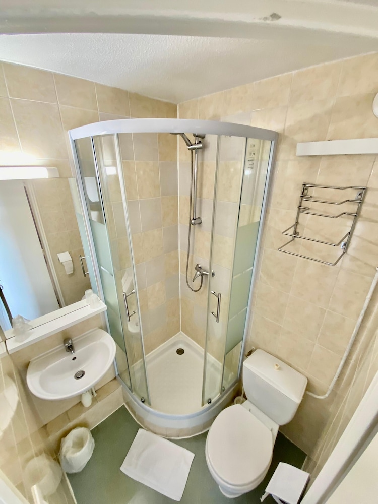 Standard Double Room - Photo 3