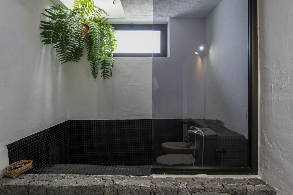 Exclusive Suite, 1 King Bed, Private Bathroom, Garden Area photo 2