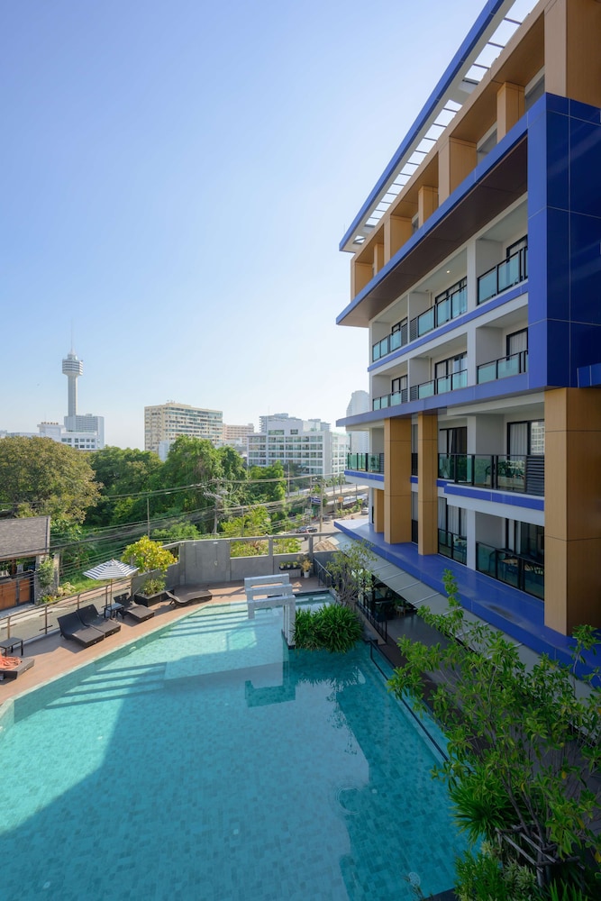 Deluxe Room, Pool View - Photo 4