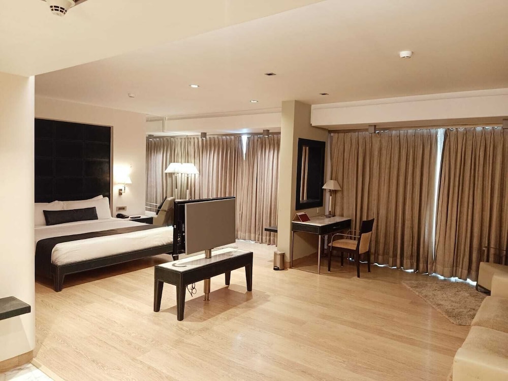 Executive Suite, 1 King Bed - Photo 4