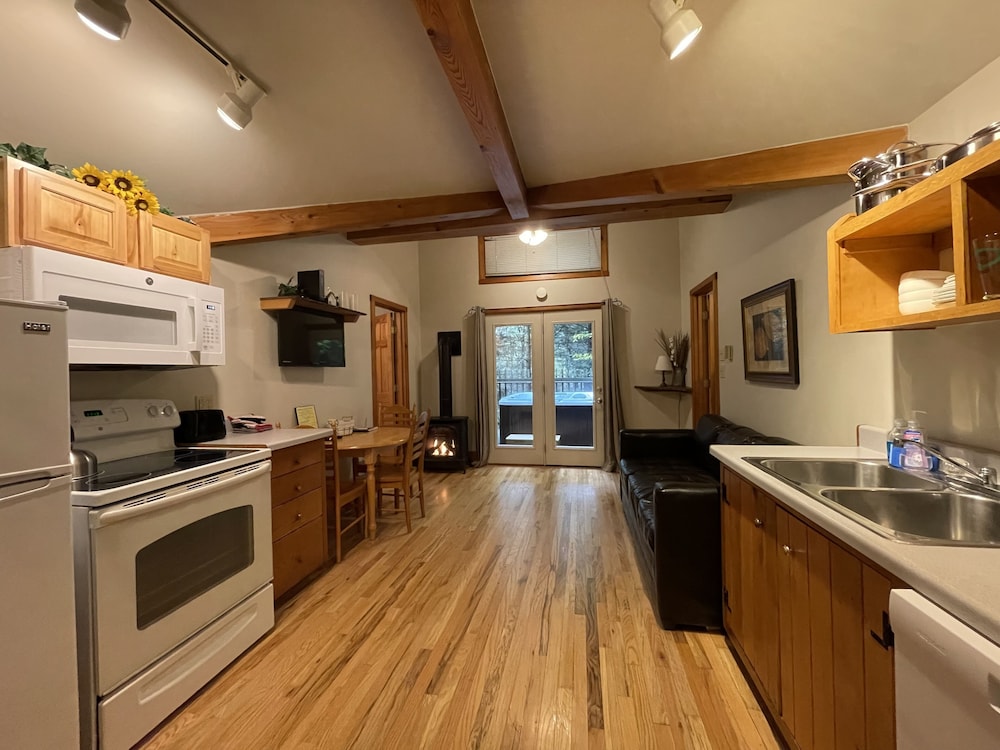 2 Bedroom 1 Bath Cabin, Full Kitchen, Hot Tub photo 2