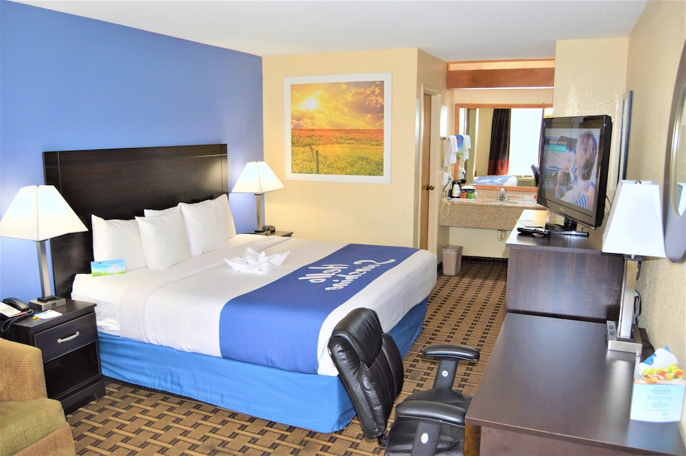 Room, 1 King Bed, Accessible - Photo 3