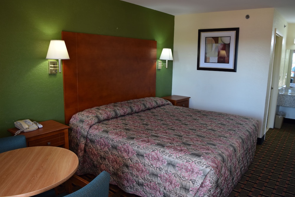 Standard Room, 1 King Bed, Non Smoking - Photo 1