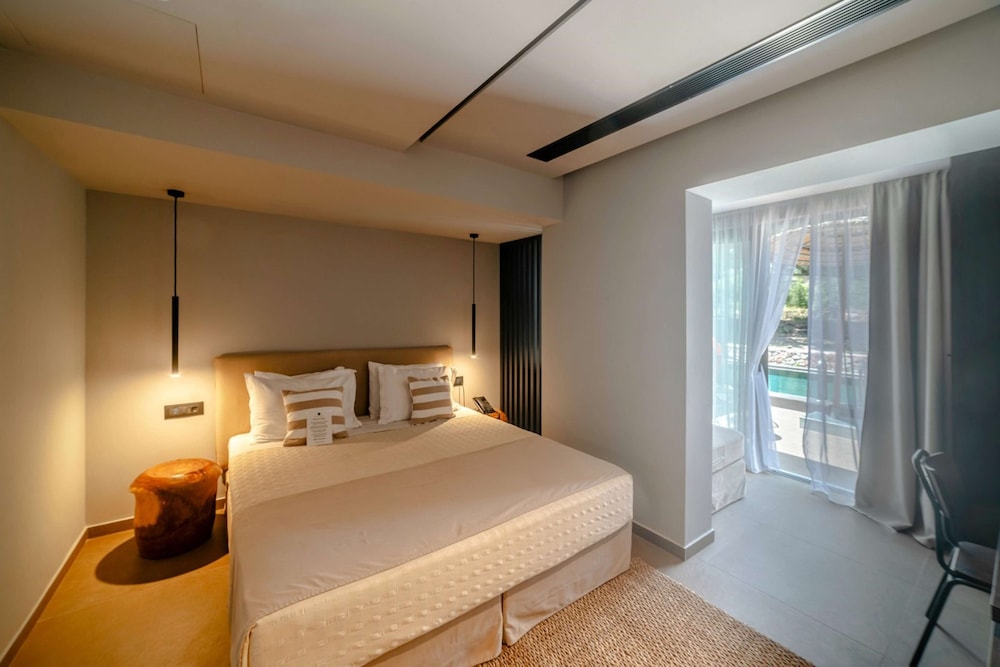 Suite with Sharing Pool photo 1