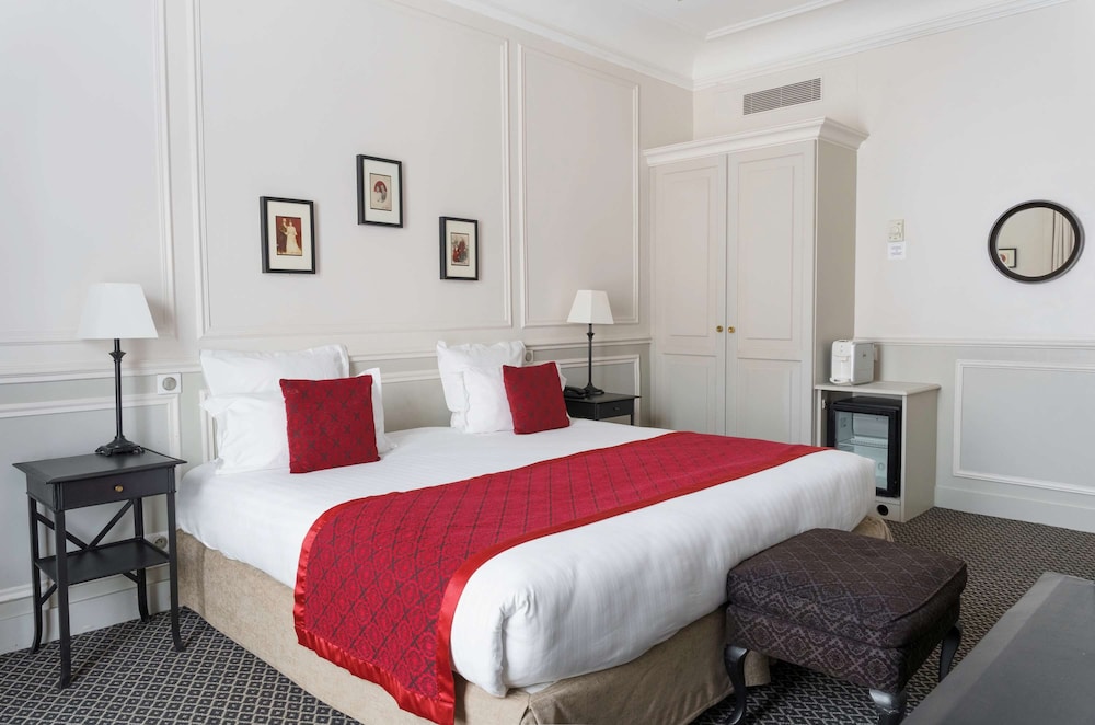 Privilege Double room - Complimentary soft minibar, courtesy tray, Chromecast -Snacks, digital press photo 3