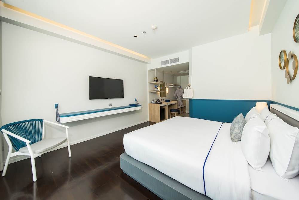 Deluxe Double Room, 1 King Bed, Accessible, Pool View thumbnail 5