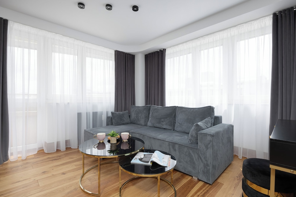 Studio, Balcony