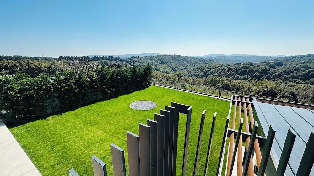 Luxury Villa, Mountain View photo 2