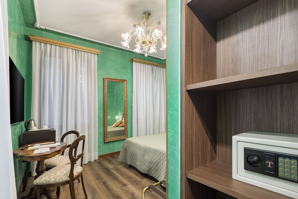 Superior Double Room thumbnail 6