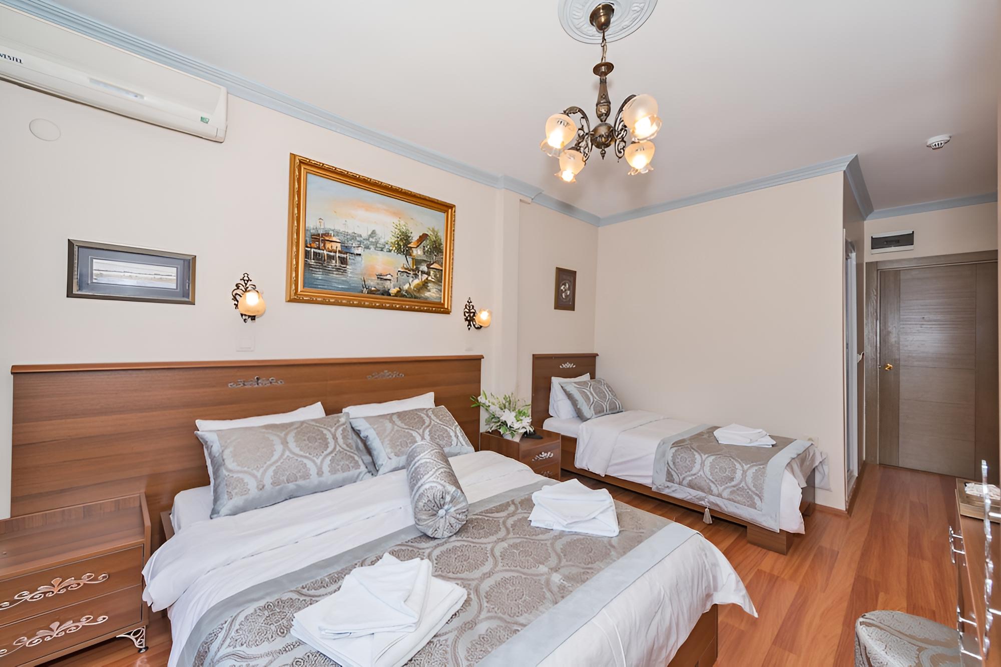 Economy Triple Room photo 2