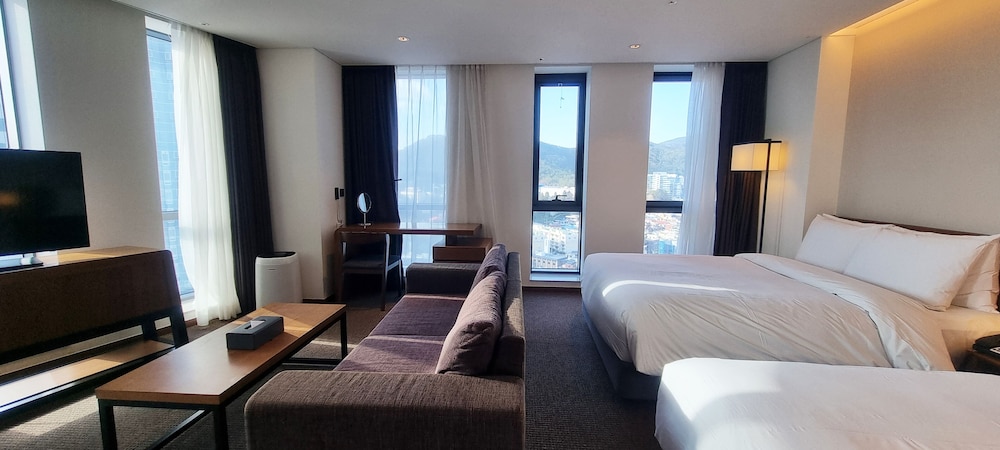 Suite, Multiple Beds, Corner photo 2