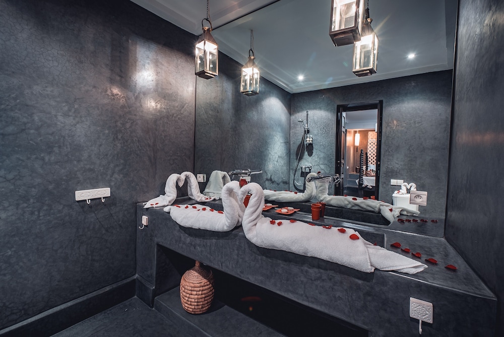 Luxury Suite - Photo 6
