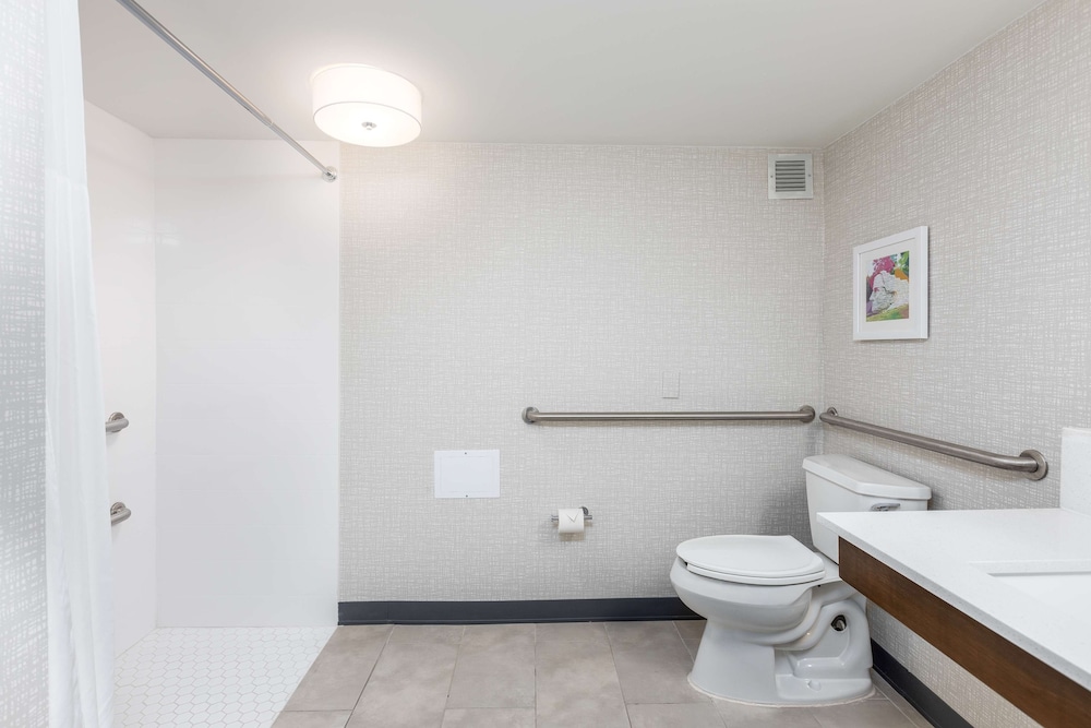 Room, 2 Double Beds, Accessible, Non Smoking (Roll In Shower) - Photo 5