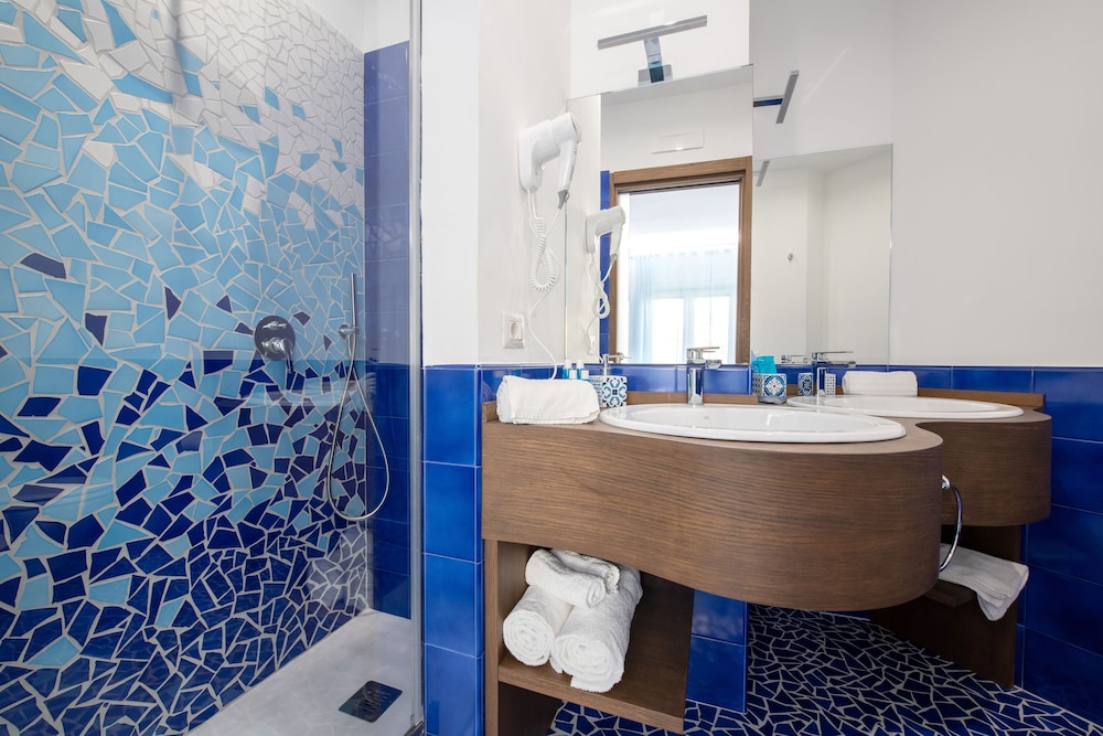 Deluxe Double or Twin Room, 1 Queen Bed, Balcony (Mosaico) photo 3