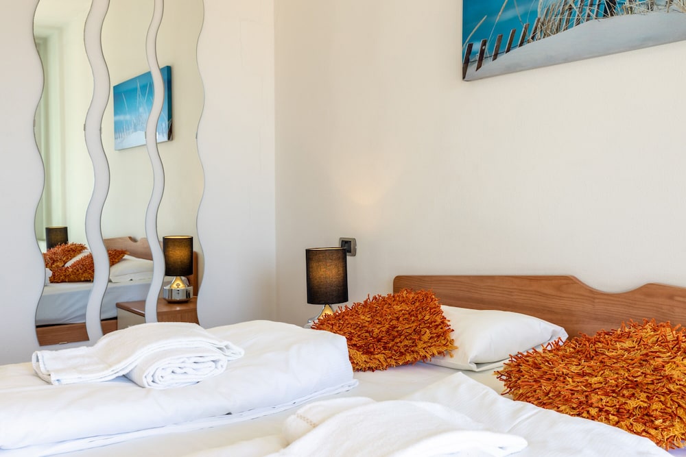 Family Apartment, 1 Bedroom, Lakeside (Porto Letizia T6)