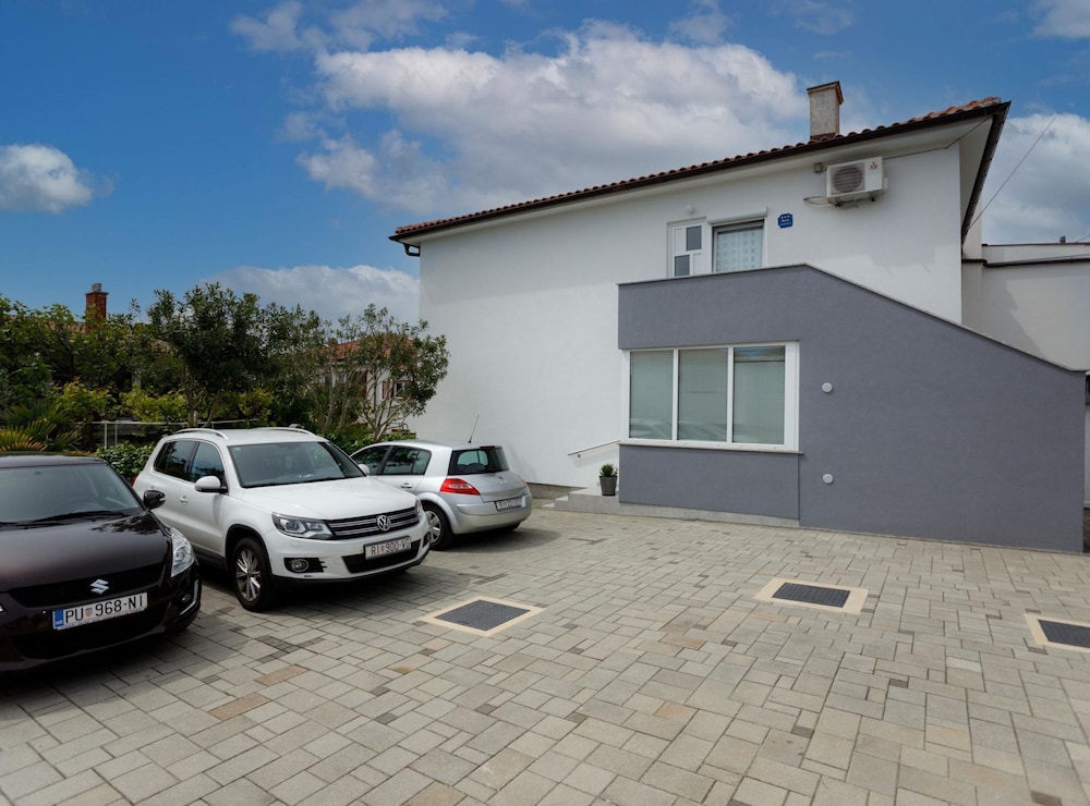 Apartment (One Bedroom Apartment with Balcony)
