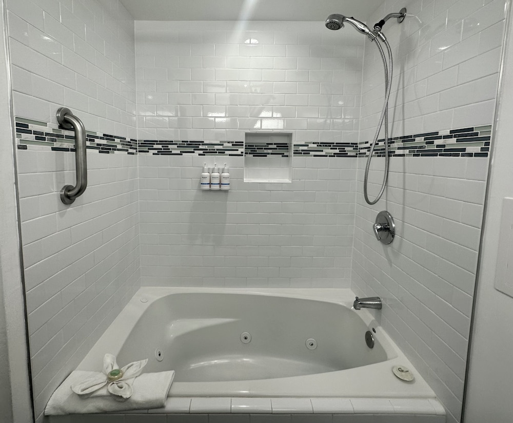 Executive Room, 2 Queen Beds, Jetted Tub - Photo 8