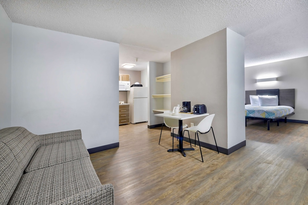 Standard Suite, 2 Queen Beds, Non Smoking - Photo 5