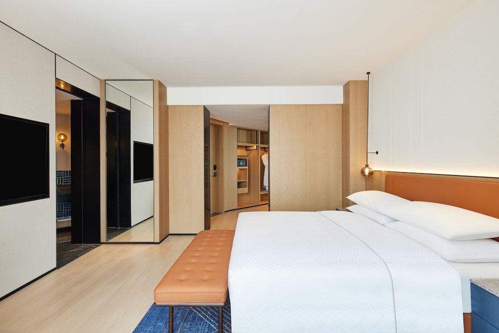 Suite, 1 King Bed, Lake View photo 2
