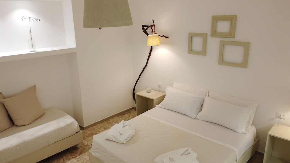 Deluxe Triple Room (King) photo 1