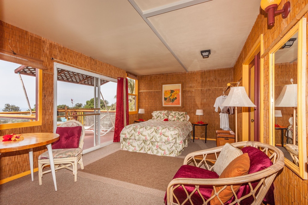 Sunset Suite, 1 Queen Bed, Private Bathroom & Kitchen, Sundeck