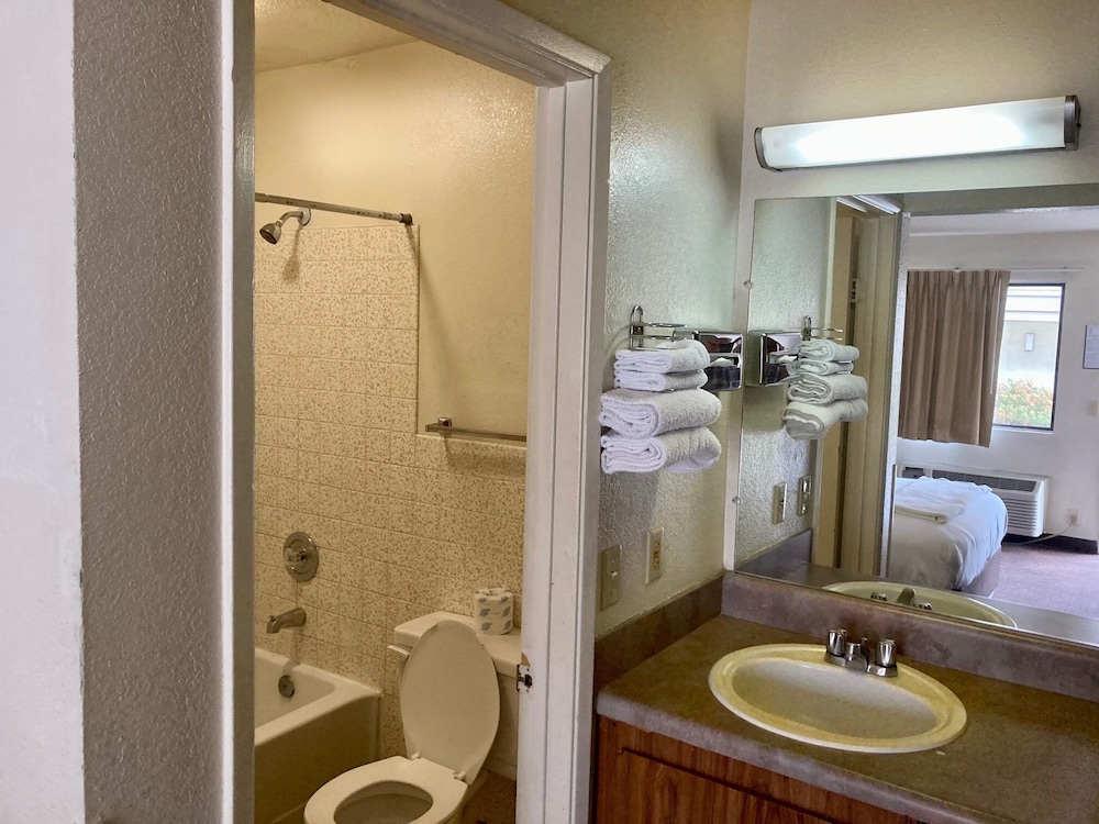 Standard Room, 1 Queen Bed, Accessible, Smoking photo 3