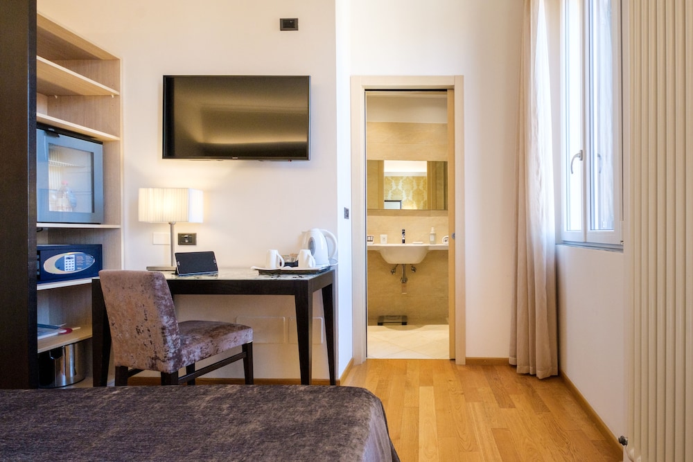 Double Room (Gold) thumbnail 6