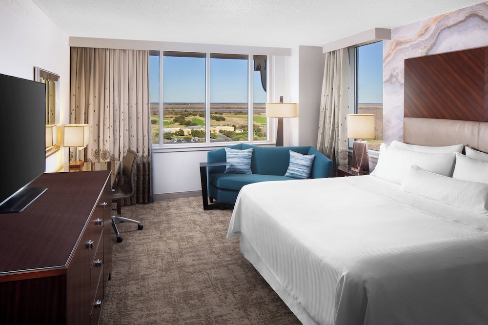 Room, 1 King Bed, Golf View, Corner - Photo 1