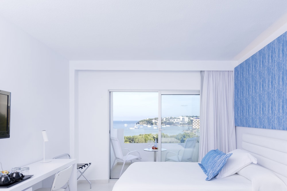 Room with frontal view of the sea (Panoramic Building)
