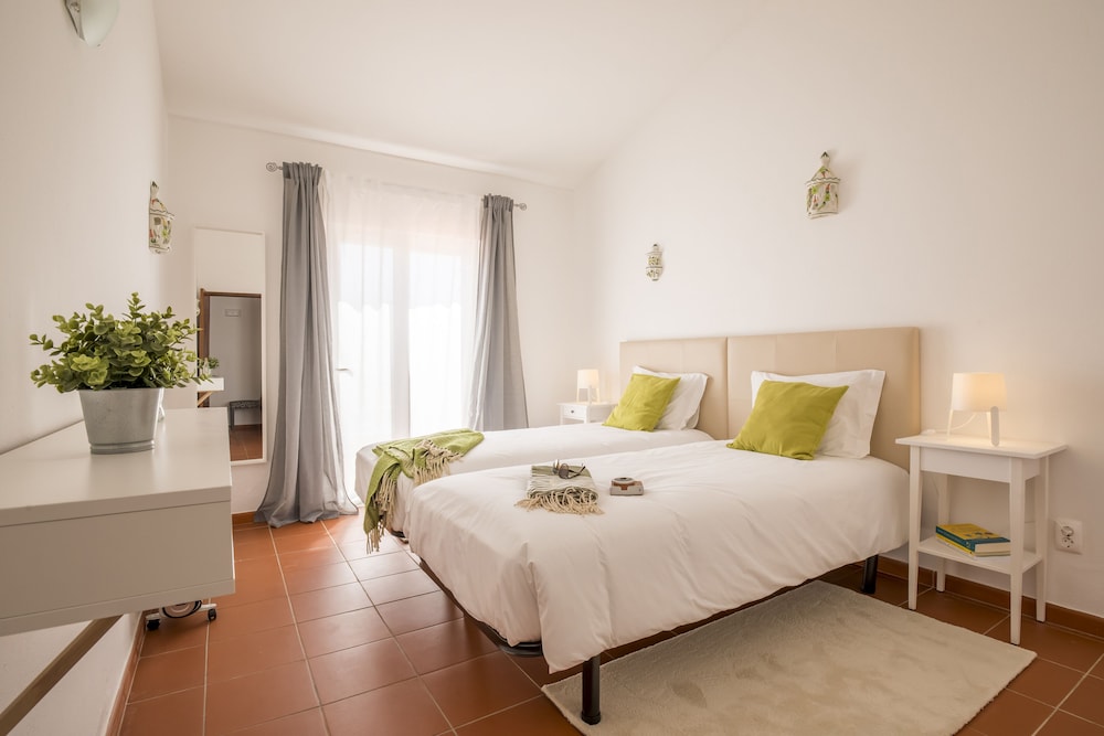 Deluxe Double or Twin Room, 1 Bedroom, Shared Bathroom, Pool View photo 2