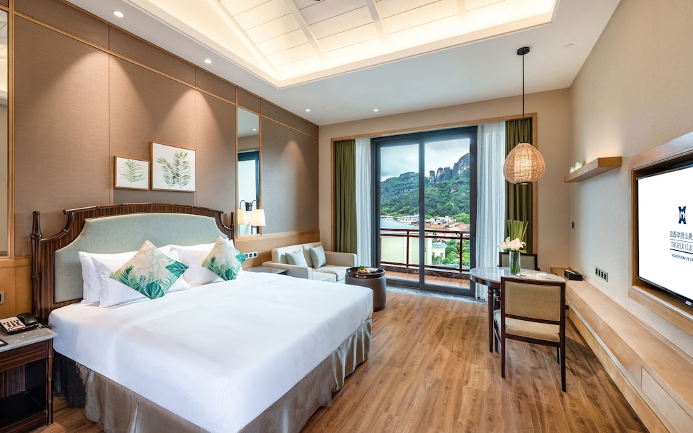 XinYue Building Deluxe Mountain view King Bed Room
