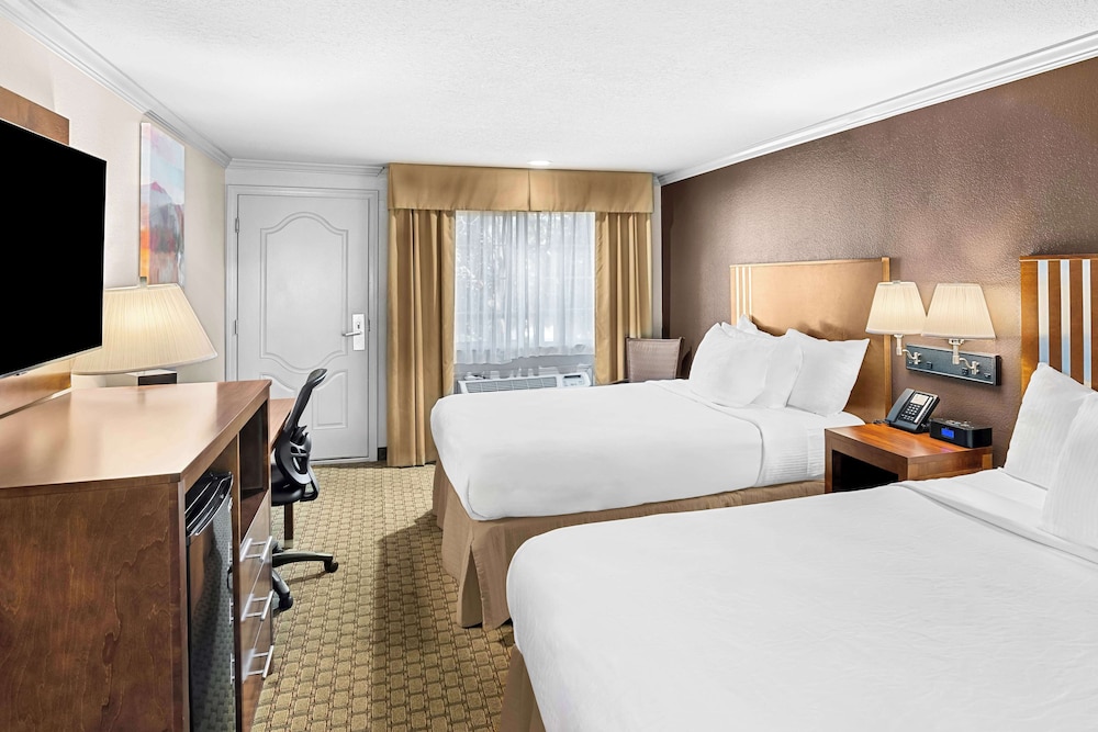 Suite with 3 Queen Bed with tub and shower, refrigerator and microwave photo 1