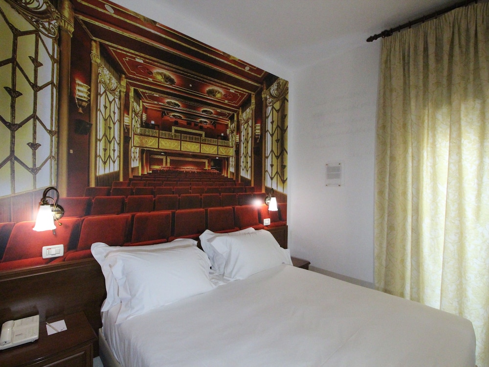Double Or Twin Room (1 Hour Jacuzzi Included) - Photo 2