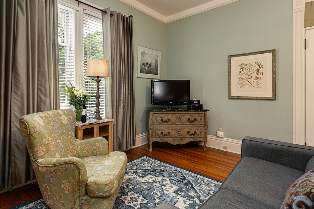 Queen room