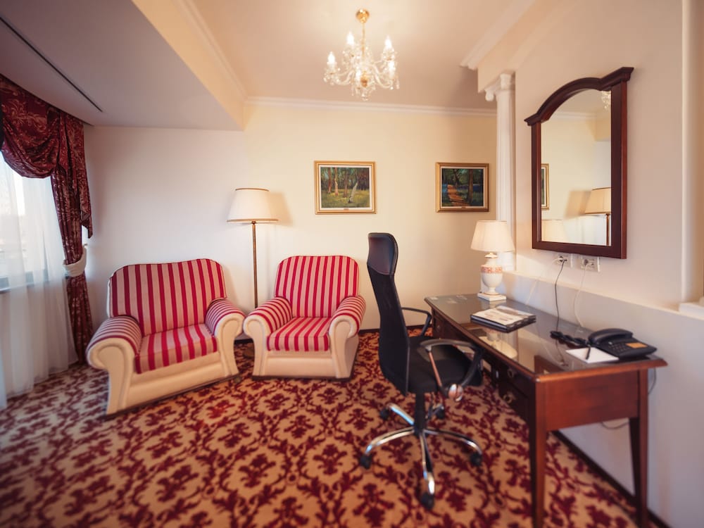 Family Suite, 1 King Bed photo 1