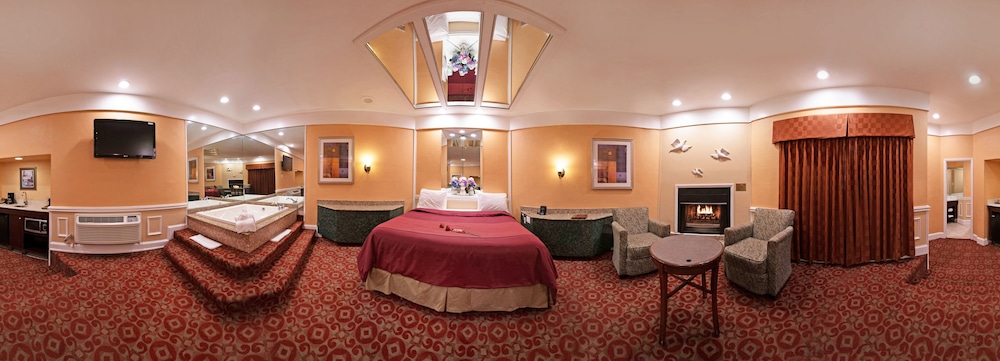 Deluxe Romantic Suite with Jetted Tub & Fireplace