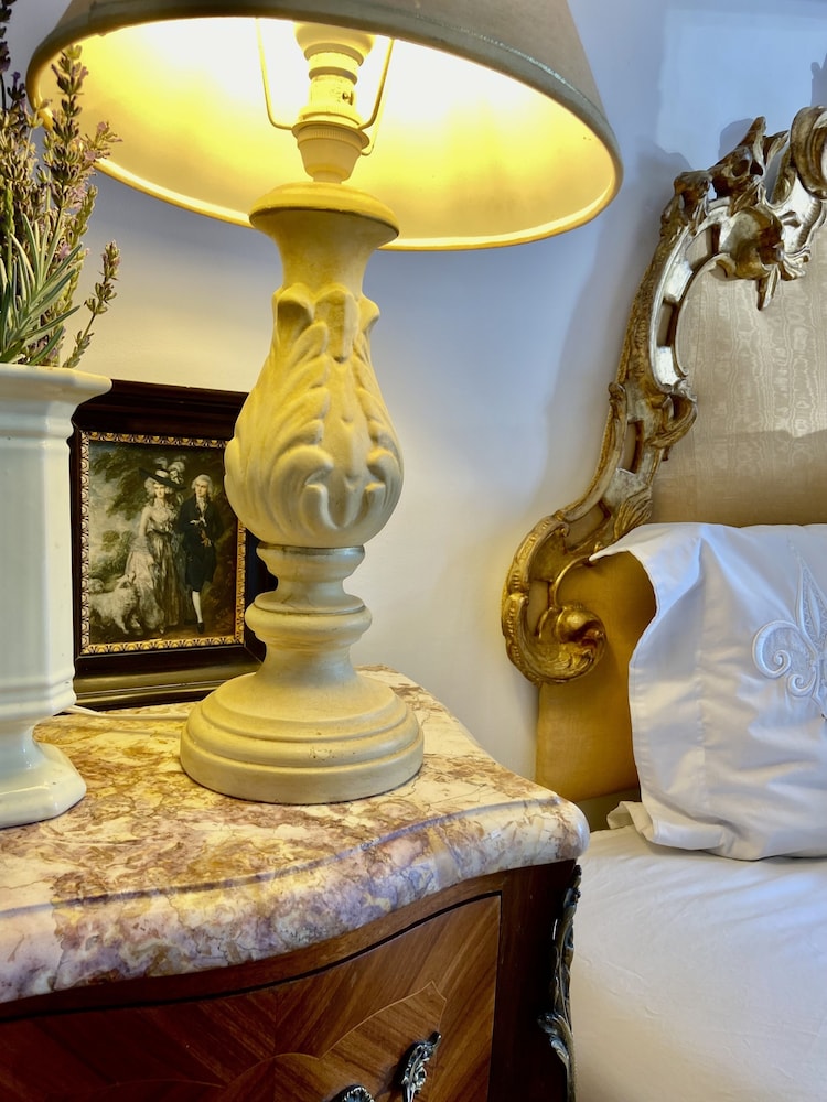 Royal Room, 1 Queen Bed, Courtyard View photo 3