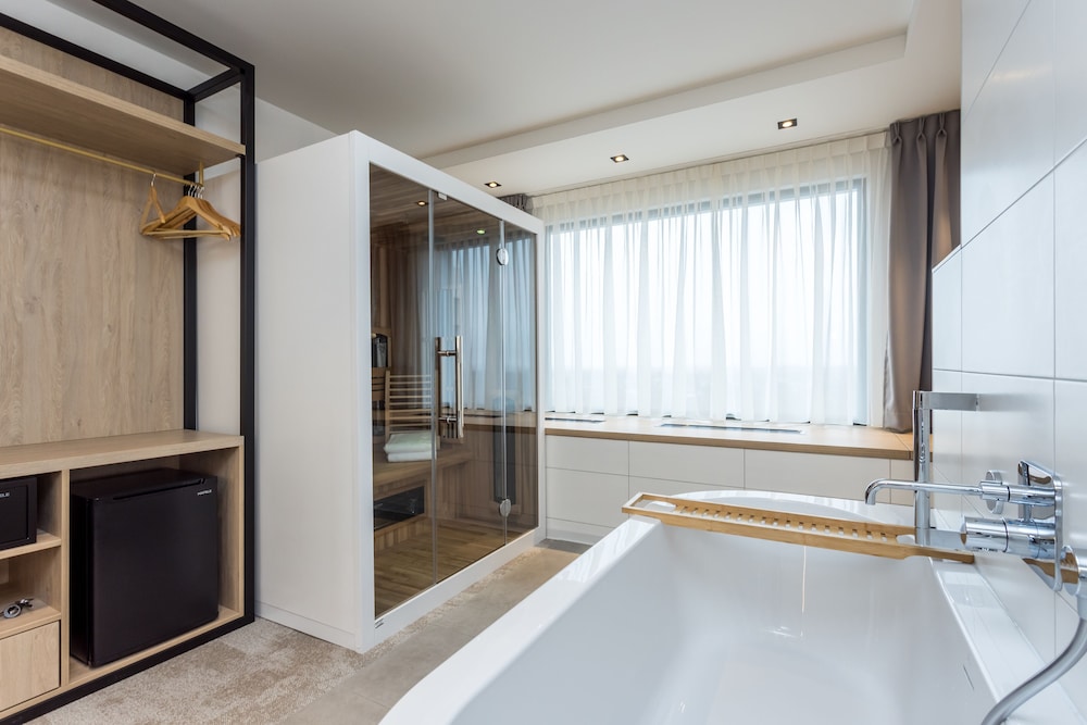 Suite, Bathtub (Wellness)
