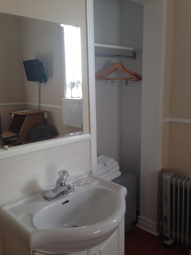 Basic Room, 1 Double Bed, Shared Bathroom - Photo 8