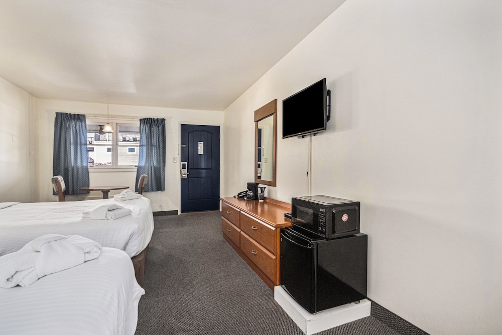 Basic Double Room, 2 Queen Beds photo 2
