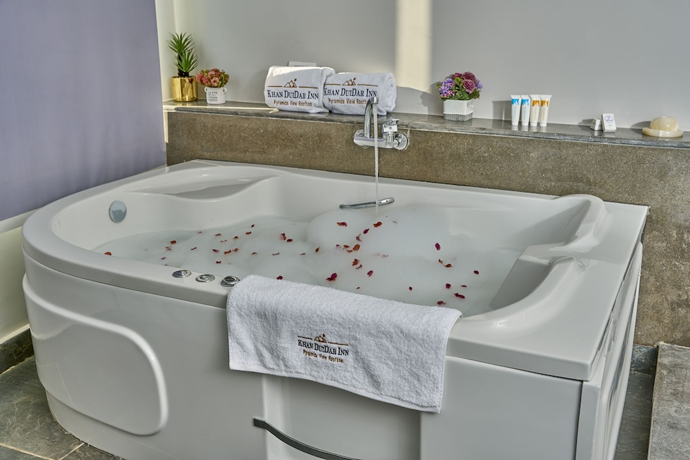 King Suite Jacuzzi Pyramids View Balcony - Photo 8